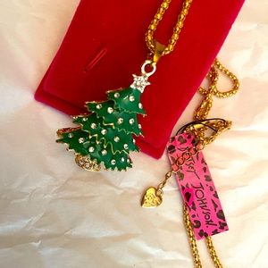 🎄 Lovely traditional Betsey Johnson Christmas tree necklace